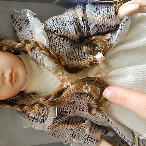 NIB Samantha Collection by Hollylane Limited Ed. Porcelain Doll w/ Stand 2004 - Picture 9 of 12